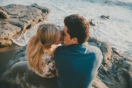 海边情侣接吻背影图片