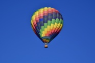 高空多彩热气球图片