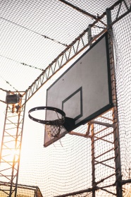 校园篮球架图片