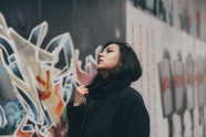 街头伤感少妇图片