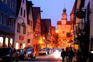 欧洲小镇夜晚街景图片