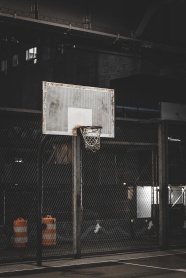 室内普通篮球架图片
