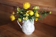 花瓶黄色插花图片