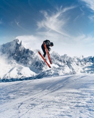 飞起来的滑雪男子图片
