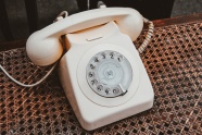 白色老式拨号电话图片