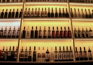 整齐排放的葡萄酒图片