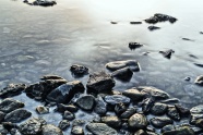 海边黑色岩石图片
