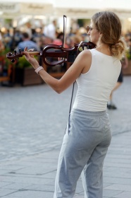 美女拉小提琴背影图片