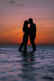 夕阳下接吻的情侣图片