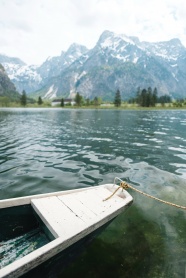 绿色山水湖泊风景图片