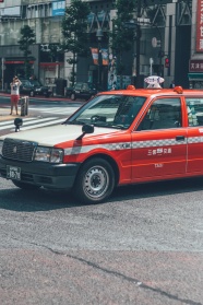 红色出租车图片