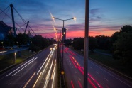 夜晚公路璀璨交通灯图片