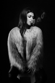 抽烟的欧美美女图片