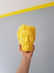黄色头像雕塑图片