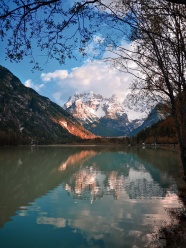 平静山水湖泊风景图片