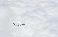 云海飞行的飞机图片