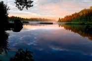 清晨湖泊景观图片