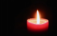 红色蜡烛燃烧火焰图片