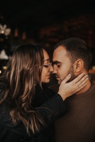 恩爱情侣亲昵动作图片