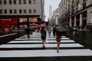 雨后街道行人背影图片