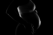 孕妇大肚子黑白特写图片