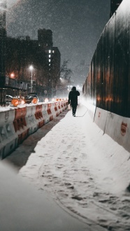 雪地行走背影图片