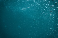蓝色深海海水图片