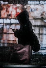 雨中一个人孤独身影图片