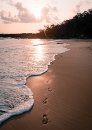 日落海边沙滩风景图片