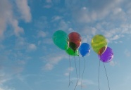 蓝天下气球飞升图片