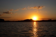 海平面夕阳西下图片