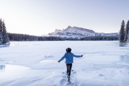 美女雪地背影生活图片