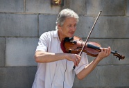 拉小提琴的老人家图片