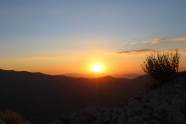夕阳日落西山图片