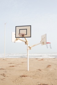 沙滩上的篮球框图片