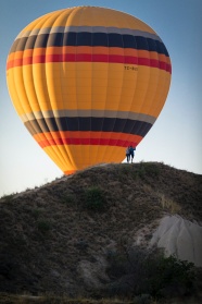 山上彩色热气球图片