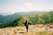 登山旅行人物背影图片