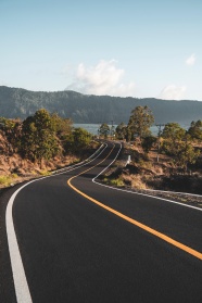 蜿蜒柏油路图片