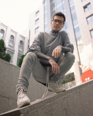 灰色运动装帅哥图片