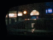 雨天车窗玻璃雨水图片