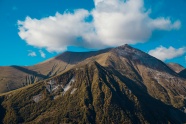 蓝天下高山风景图片