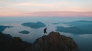 背包客爬山登顶图片