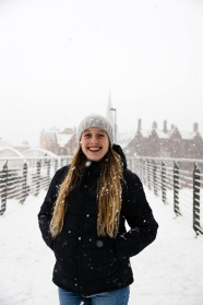 大雪纷飞美女写真图片