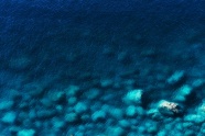 蓝色水底石头图片