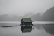 寂静清冷江上小屋图片