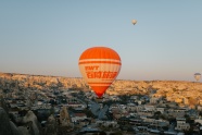 东部城市上空飞行的热气球图片
