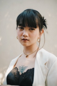 胸前纹身的亚洲女性图片