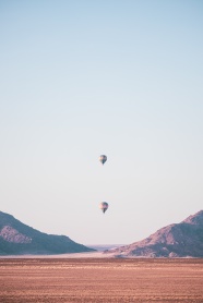 远山热气球摄影图片