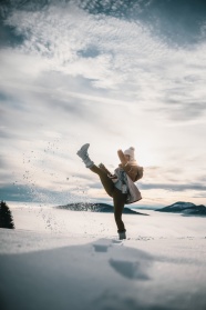 冬季玩雪的美女图片