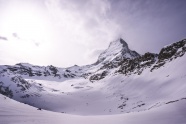 陡峭雪山图片